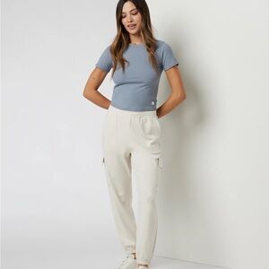 Vuori boyfriend cargo sweatpant in milkweed heather